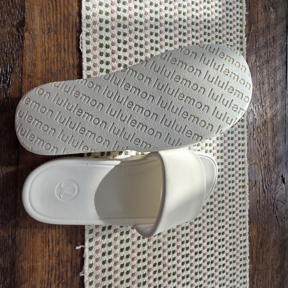 Like New Lululemon Slides Womens Size 8 Ivory - Picture 3 of 3